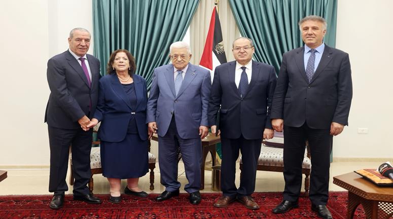 الرئيس لدى تقليد عائلة القائد الوطني الراحل أحمد عبد الرحمن "نجمة يبوس" من وسام الرئيس ياسر عرفات